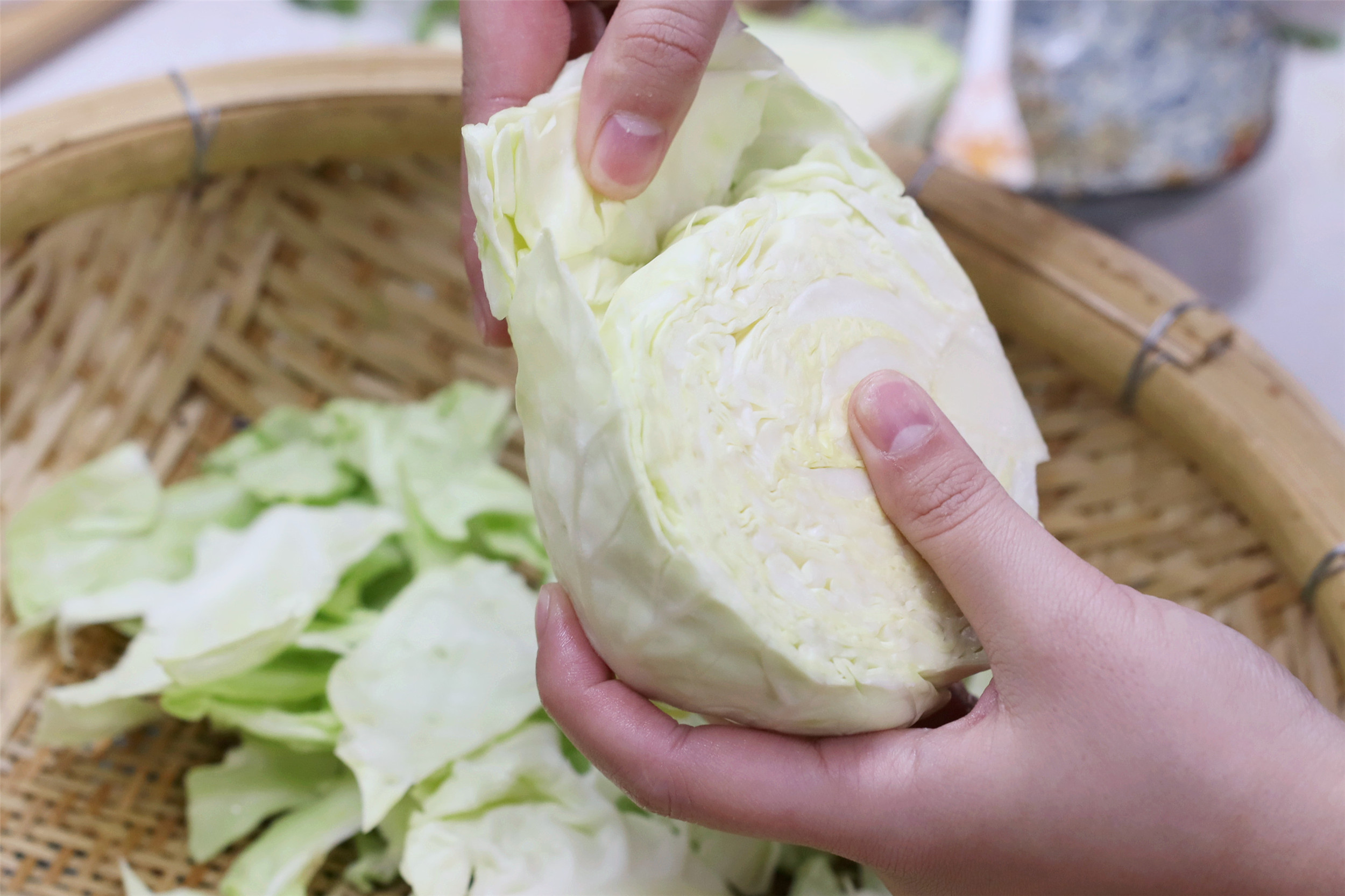 素炒手撕包菜加粉条,素炒手撕包菜不放辣椒