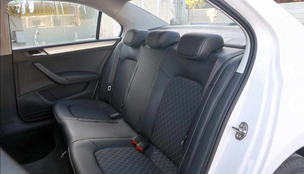 这合资底盘扎实，德系品质、桑塔纳*亲近**，油耗4毛，已跌至5.64万