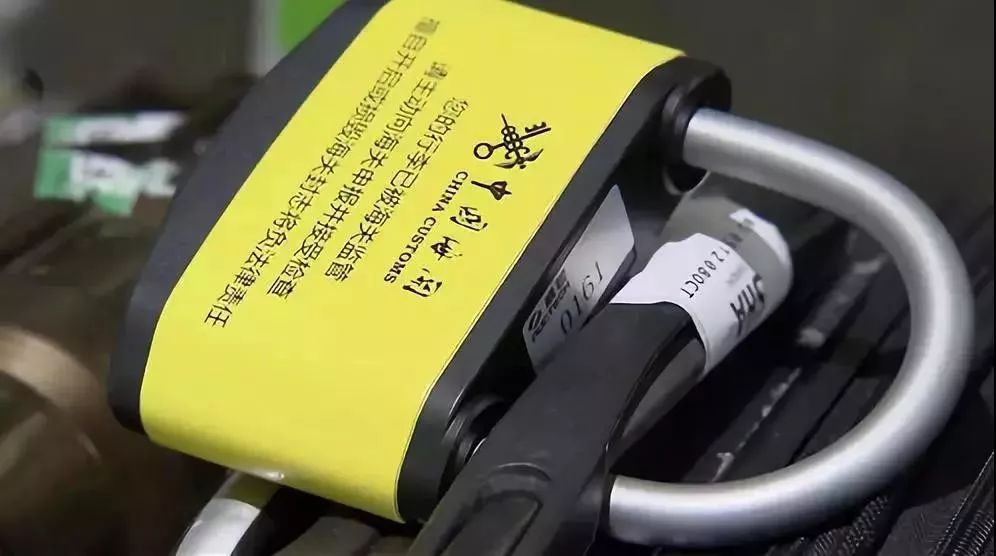 中国海关新出“黑科技”大批华人刚下飞机行李被锁，还贴上封条