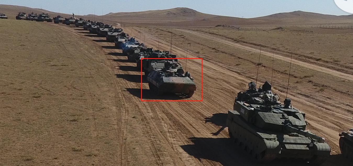 解放军行进式装甲车,中国步兵90式履带装甲车内部图片