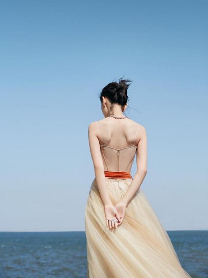 周冬雨身穿清新的薄荷色挂脖礼服,周冬雨巴黎时装周露腰撞色造型