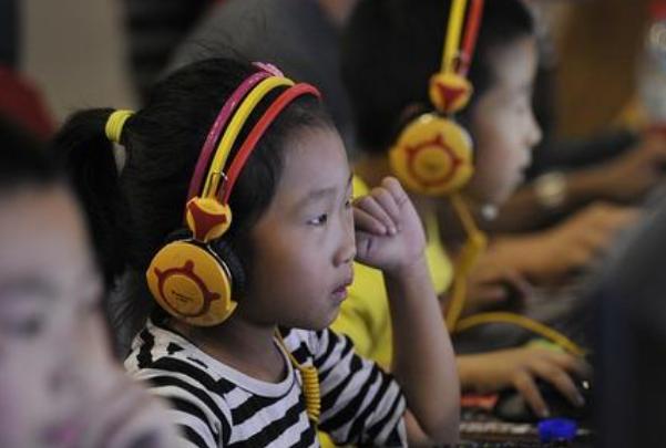 小孩玩手机扣了很多钱怎么教育,怎么防止孩子玩手机被扣费