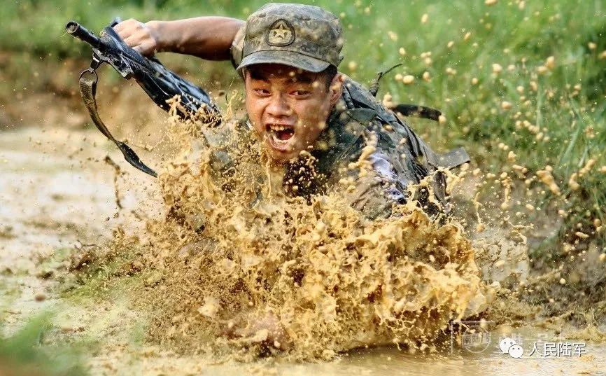 “班长,你这双作战靴都裂口了,还要吗?”