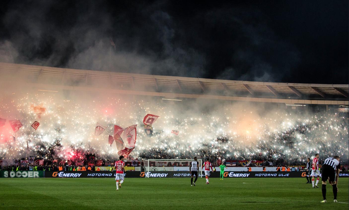 2万人见证一场疯狂德比！*力暴**群殴是正常操作，整座球场烟火四起