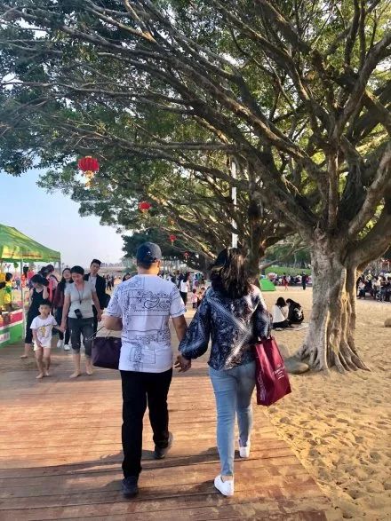 父母秀恩爱对子女的好处,父母特别秀恩爱的方式