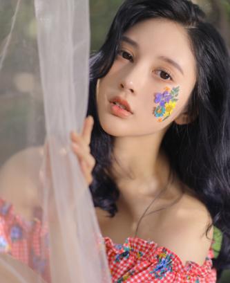 美女获土豪打赏近百万礼物感动流泪神秘人透漏或将成为熊猫一姐?