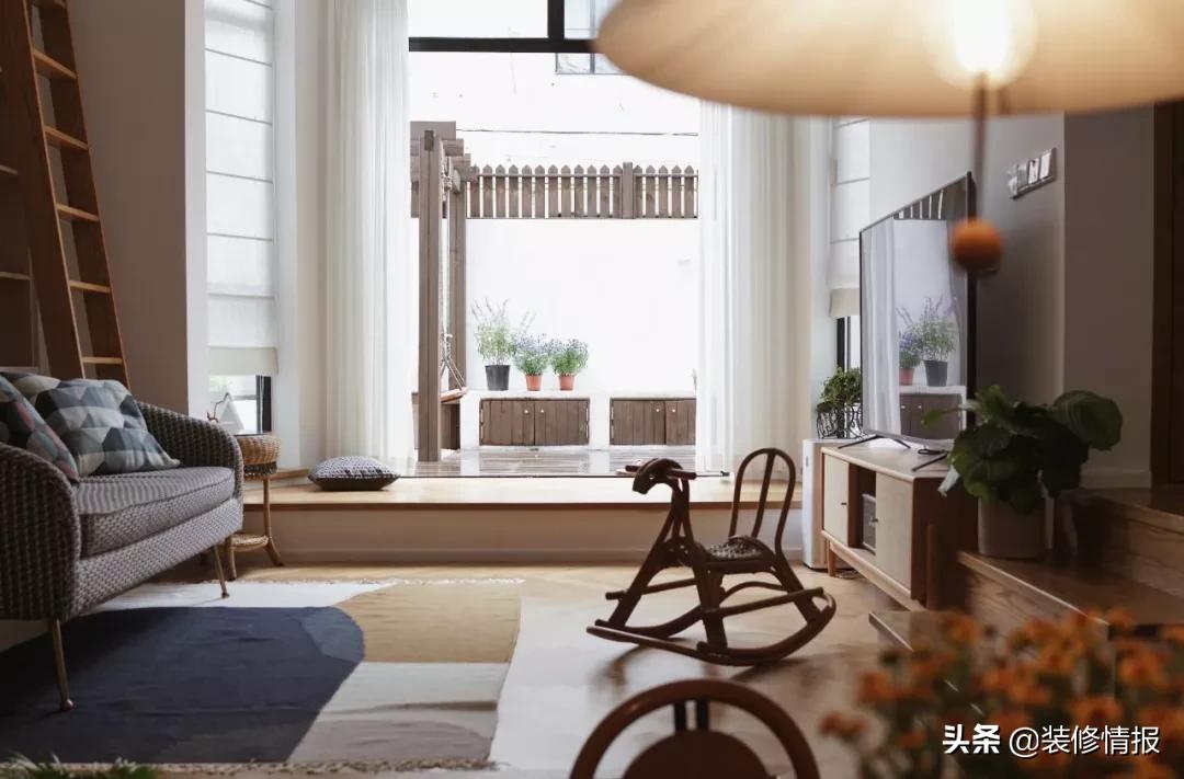 她买下32㎡上海老旧学区房，为女儿打造小桃园还有20㎡舒适大庭院