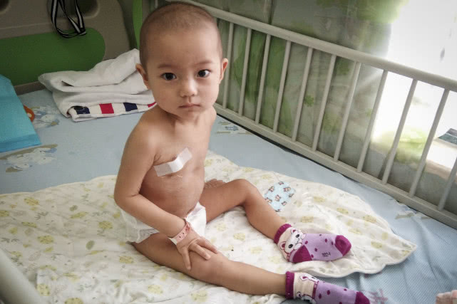 一岁萌娃拒绝妈妈喂饭要自己吃,萌宝患重症拒绝吃奶