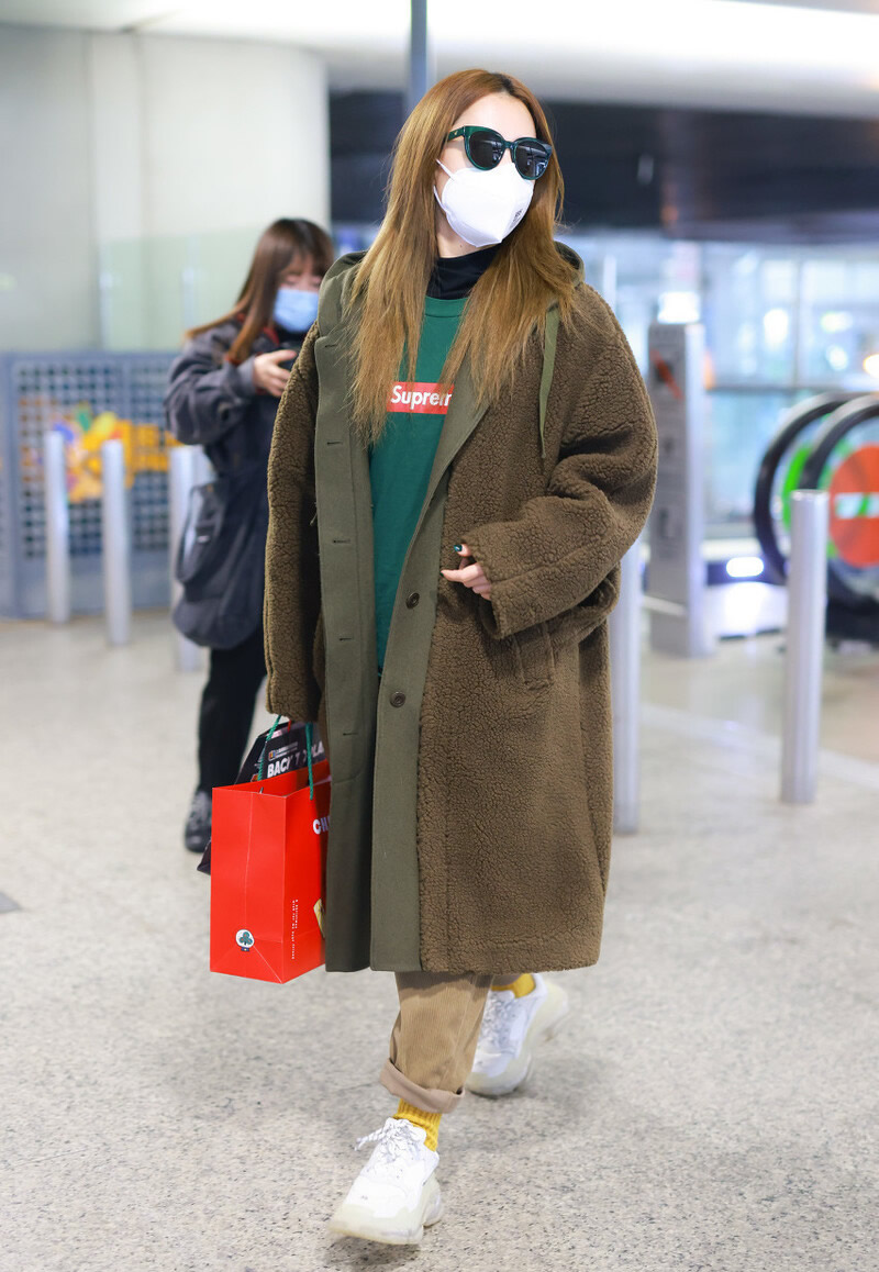 刘诗诗同款橘色冲锋衣穿搭,刘诗诗军绿色背带裙