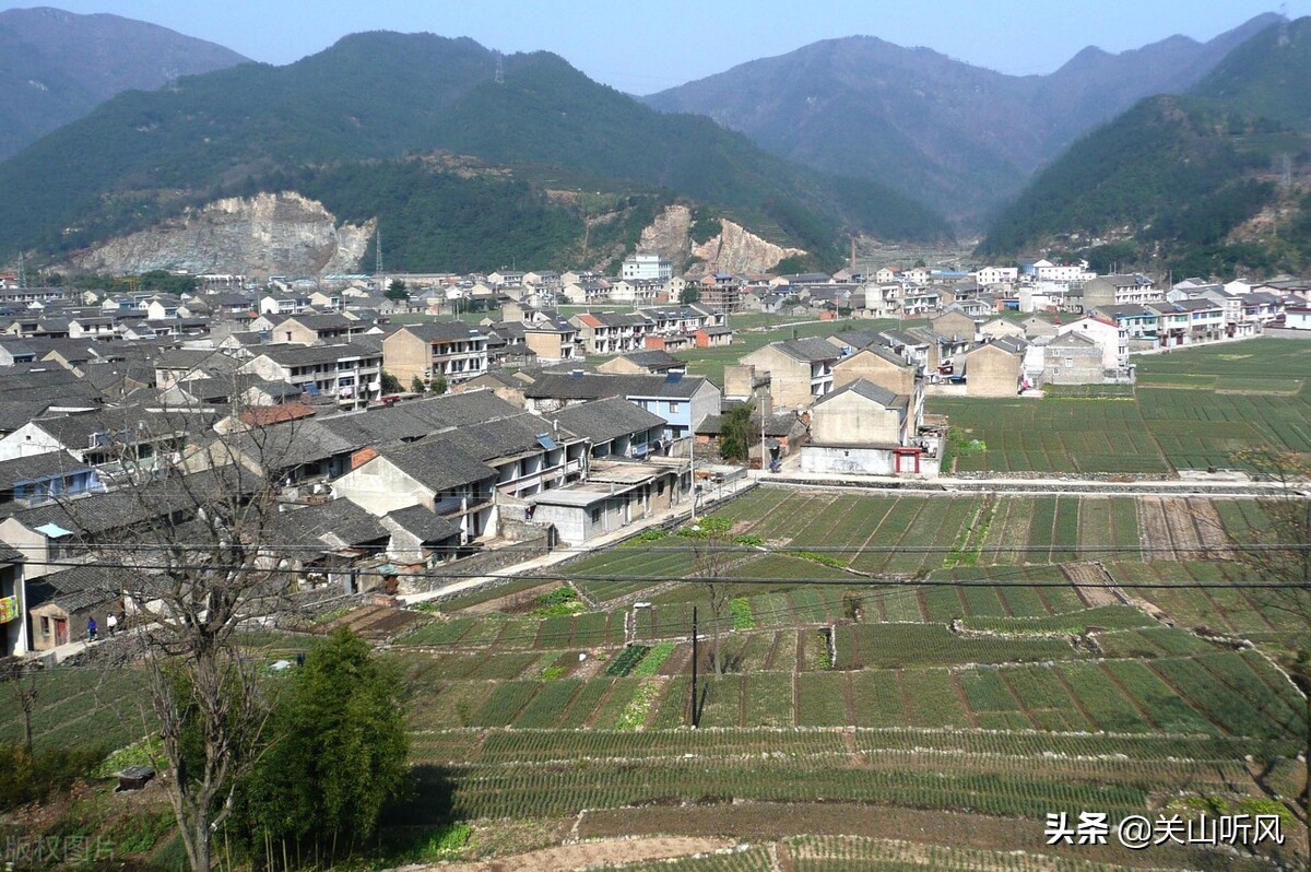 俗语两房夹一堂,两新夹旧的意思