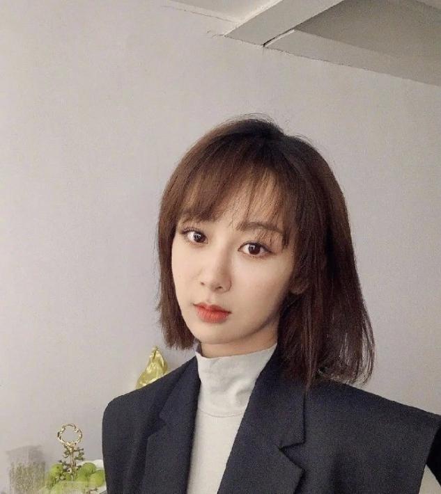 女士头发多又厚适合哪种减龄短发,中年妇女发型短发40-50岁方形脸