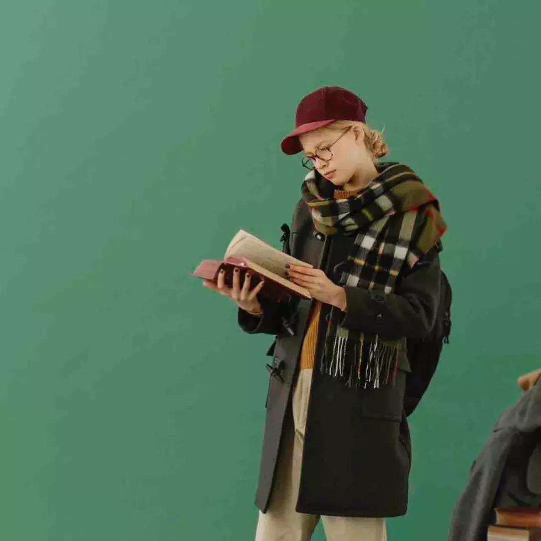 围巾怎么挑选适合自己的,买围巾又好看又简单