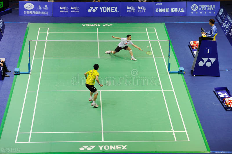 初学者打羽毛球的技巧和方法,初学者打羽毛球的正确姿势和技巧