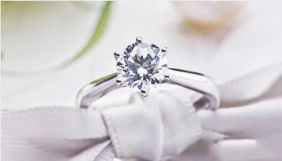 黄钻和珍珠哪个更保值,黄钻和白钻哪个戴上好看