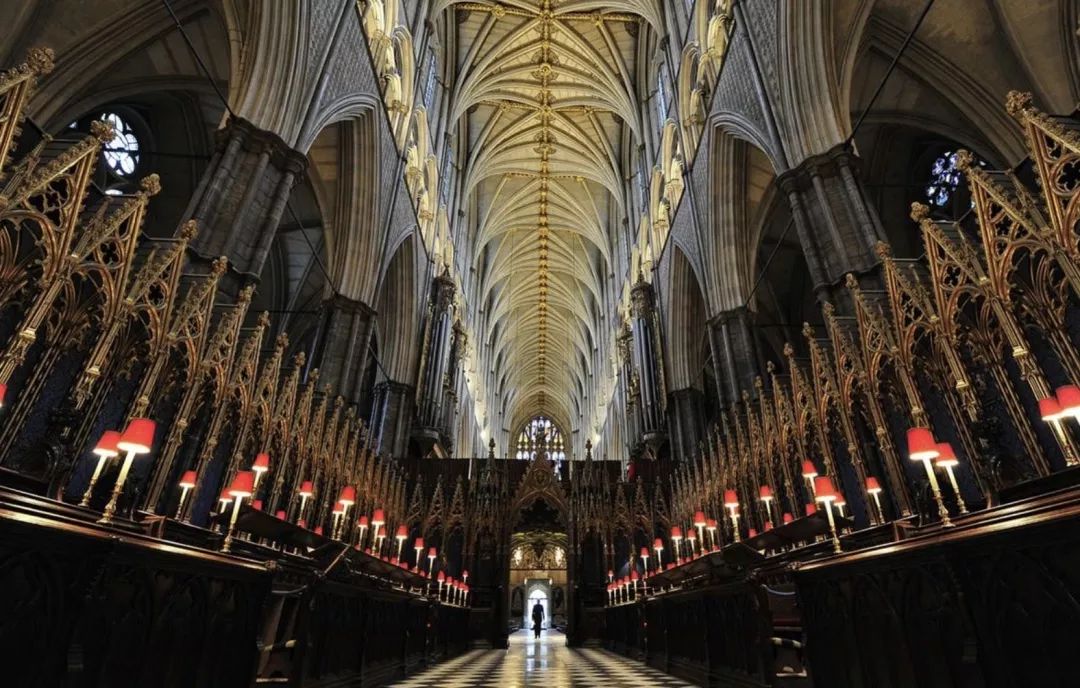 巴黎圣母院教堂叫什么名字,巴黎圣母院和潮州教堂对比