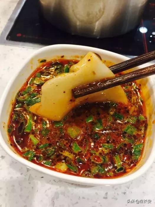 小火锅锅底有六种口味满足你,一桌小火锅