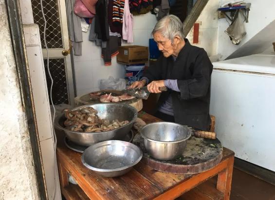 老鼠仔美食店老板,外号老鼠仔