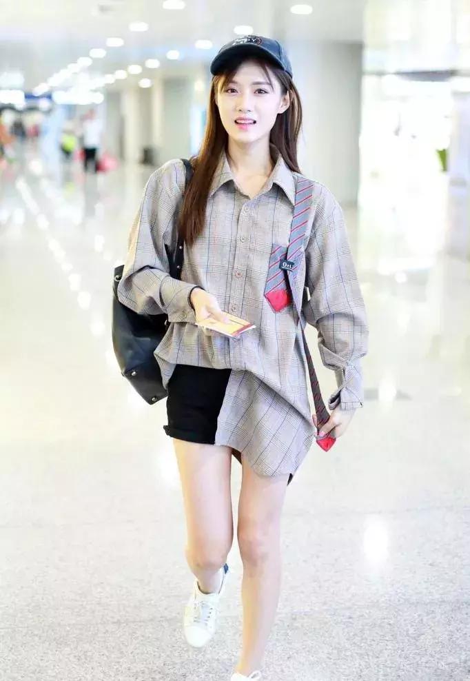 刘雯格纹,刘雯穿格纹衫好看吗