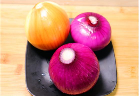 洋葱选白皮的好还是紫皮的好,生吃洋葱是白皮的好还是紫皮的好