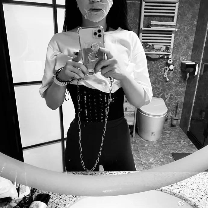 李佳琦和金靖谈减肥,金靖第二次上李佳琦直播间谈体重