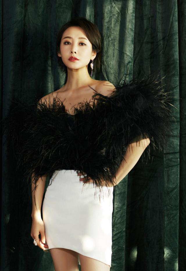 李纯穿开叉长裙,李纯穿吊带裙长裙