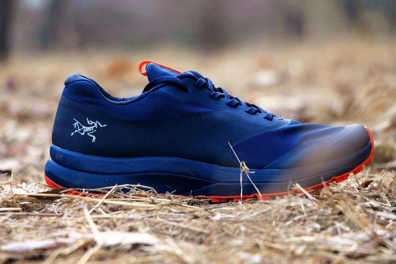 公认脚感最好的户外鞋始祖鸟,始祖鸟越野跑鞋高帮灰色