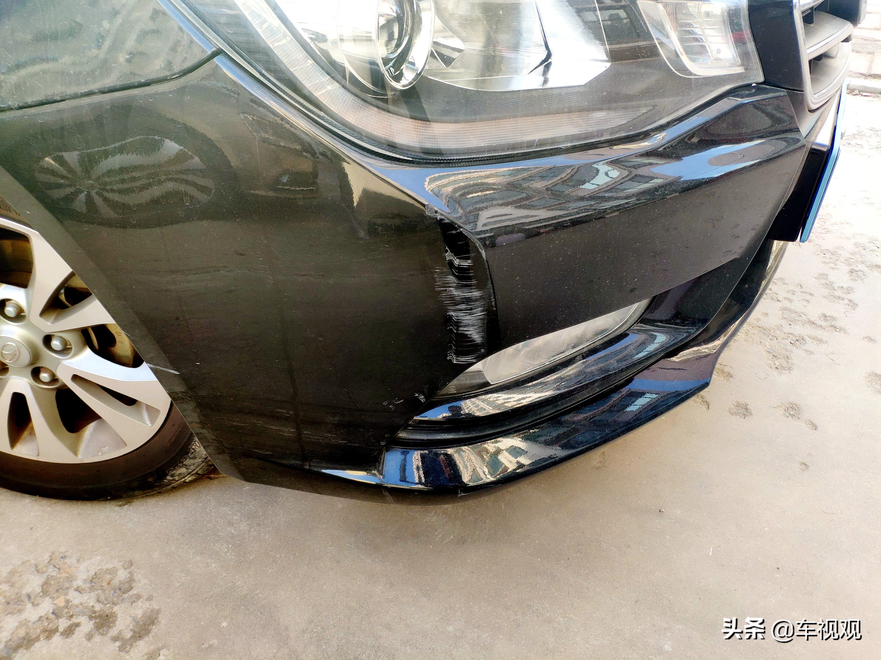 刮蹭车漆修补喷漆流程,黑车漆被刮怎么用自喷漆修复