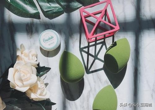 别笑了，你的粉都掉了