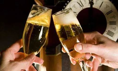 酒店拒绝醉酒客人入住合法吗,酒店服务遇到醉酒的客人怎么办