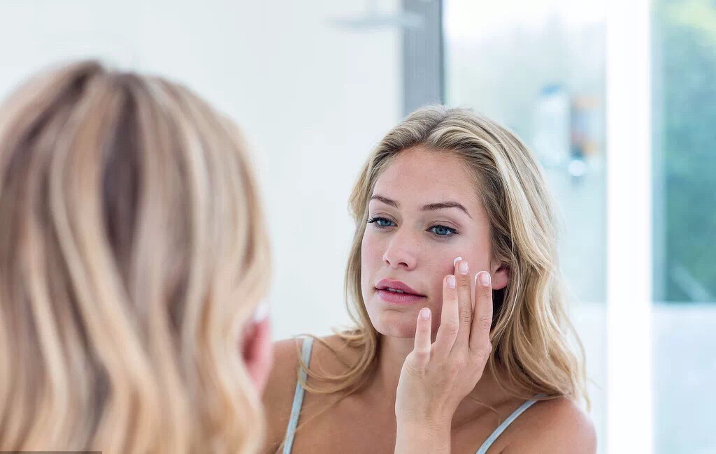 脸干燥脱皮怎么保湿护肤,脸部很干燥脱皮紧绷怎么办