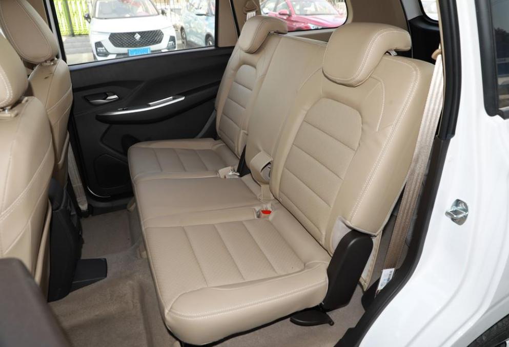 五菱宏光神车拉人,既能载人又能拉货的五菱车