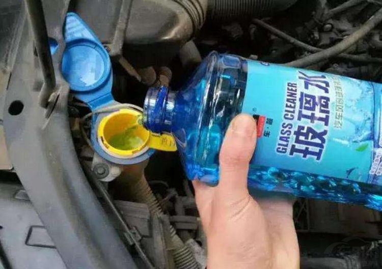 车用玻璃水划算吗,家用玻璃水和汽车玻璃水有区别吗