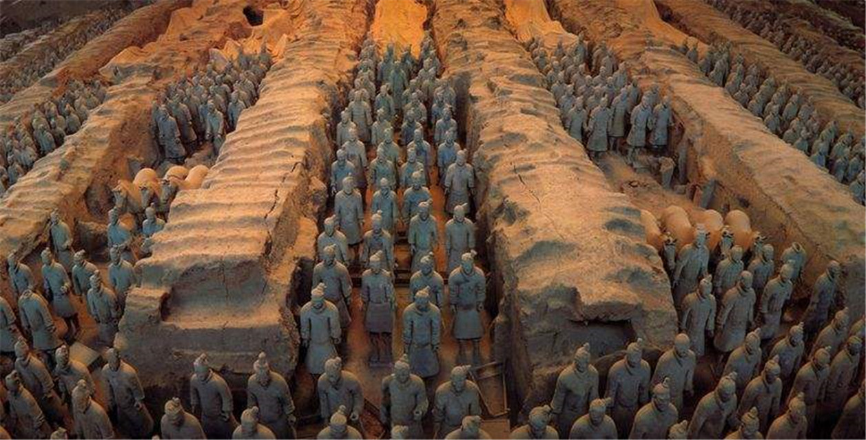 兵马俑千人千面之谜,新鲜出土的彩色兵马俑栩栩如生