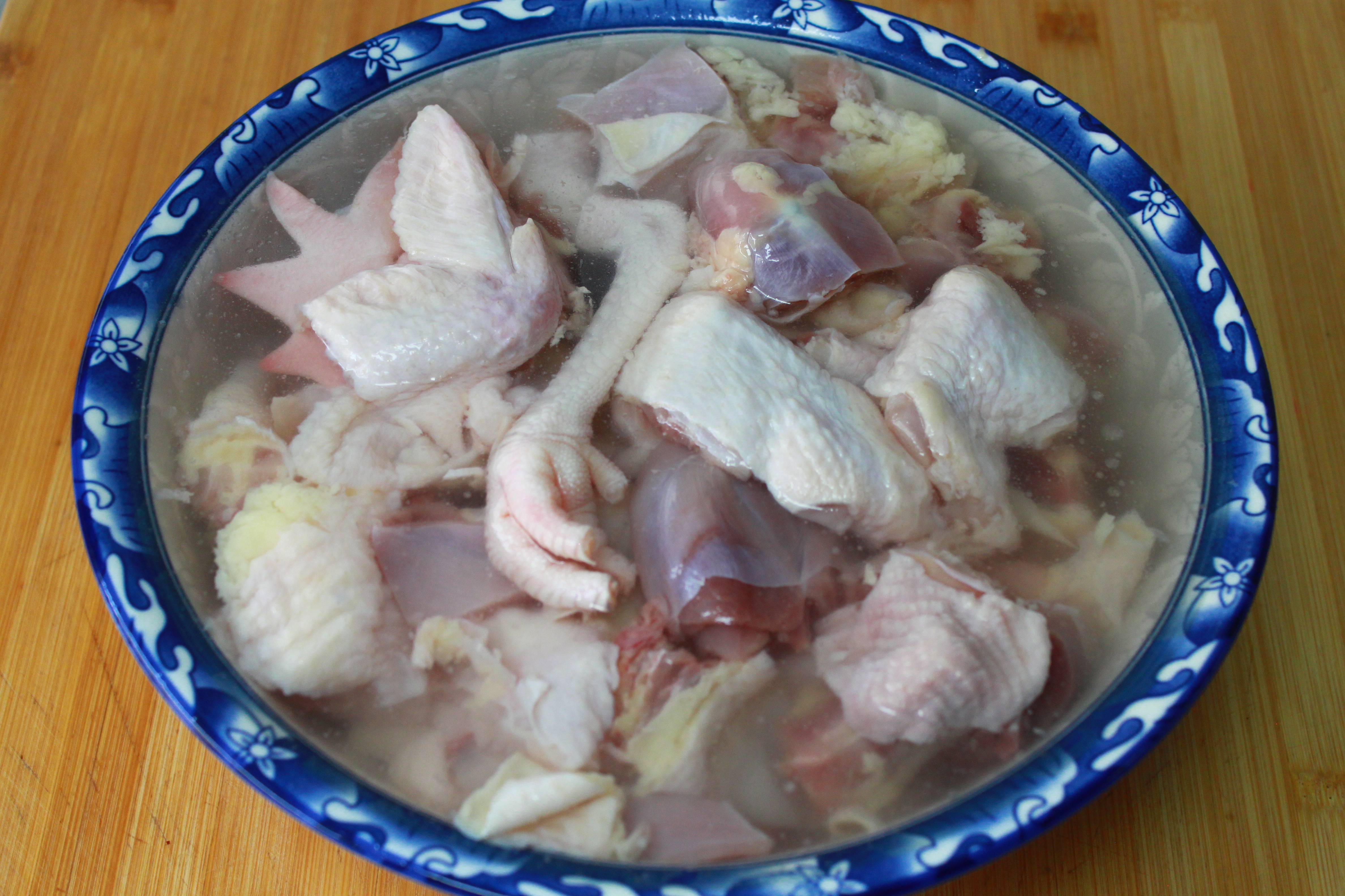 炒鸡肉要拿什么配菜混合才好吃呢,过年宴客鸡肉可以这样炒鲜香入味