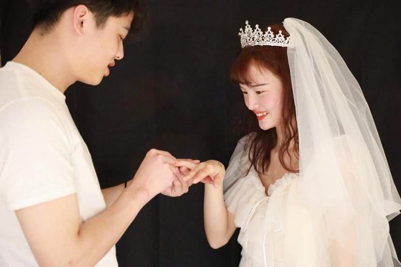 丈夫出轨女子含泪揭秘真相,女子出轨被丈夫发现祈求丈夫原谅