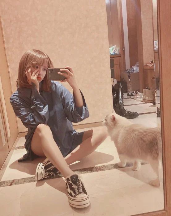 欧阳娜娜aj1,欧阳娜娜上脚香槟黄匡威