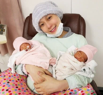 坐月子能玩手机会有伤害吗,有没有月子玩手机得月子病的