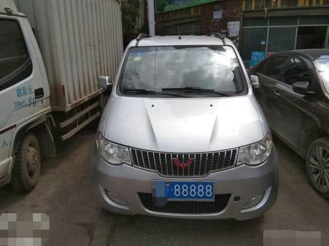 贵州一辆面包车，车牌价值200万，交警：见一次查一次