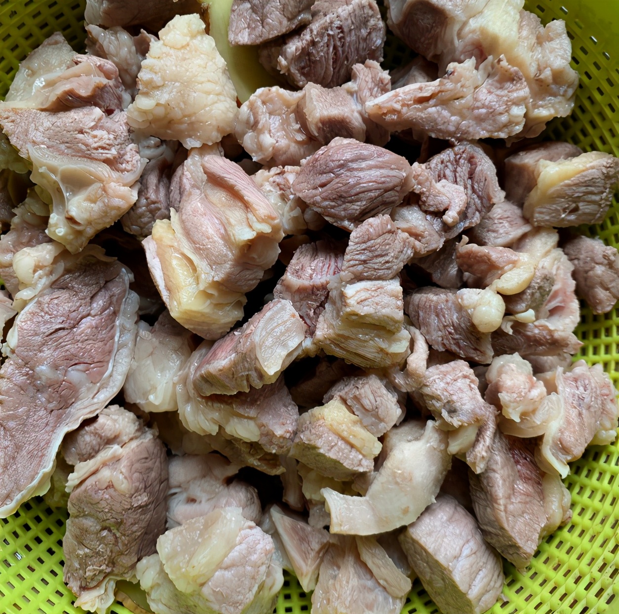 炖肉时千万别先焯水,家常炖肉不腥的方法