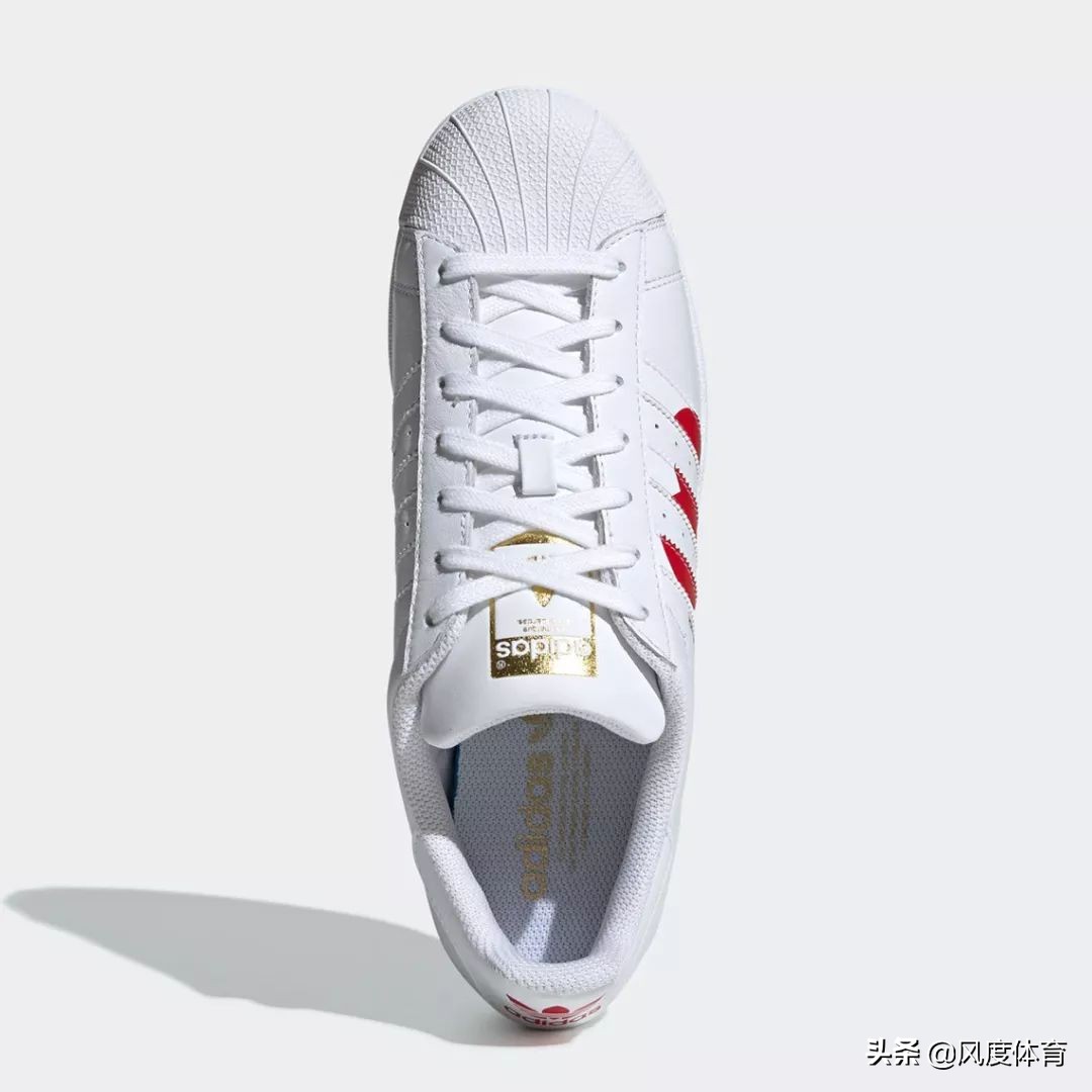 朱一龙惊艳神图氛围感,朱一龙之前春晚的全白色服装图文