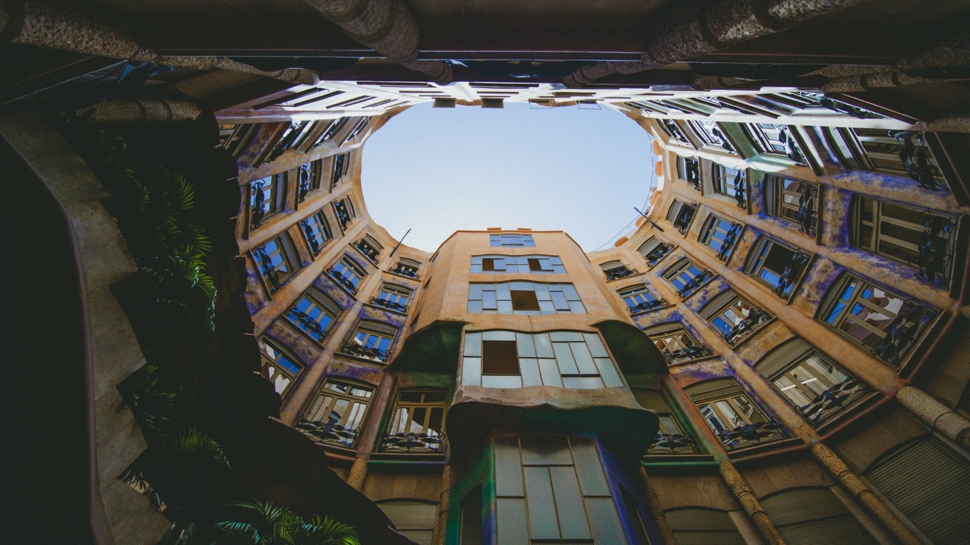 米拉之家烟囱,米拉之家天井