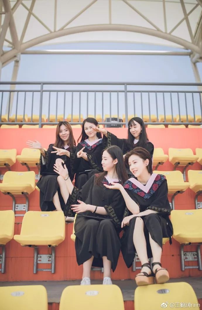 毕业季毕业照拍照姿势,毕业季来袭这些毕业照太硬核