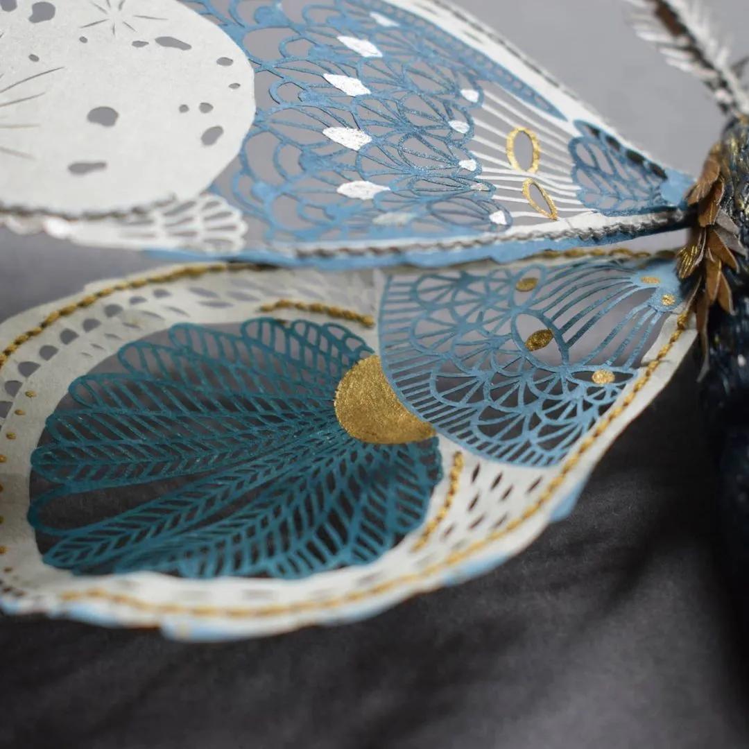 她被称为“刀王”，凭一把破刀，一张破纸，作品征服了全世界