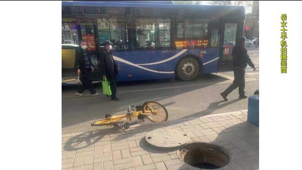 母女俩突然坠入窨井,一母女回家途中被井盖绊倒