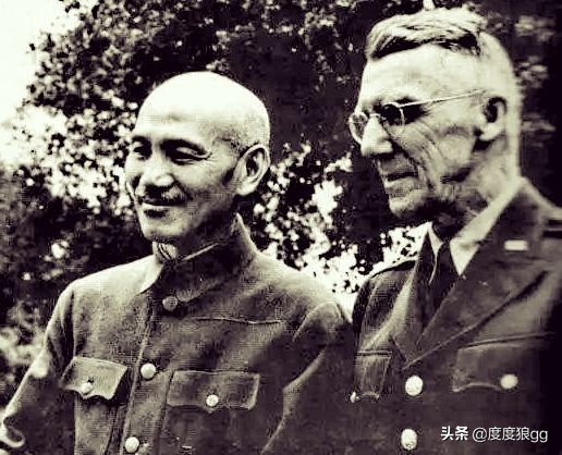 参谋长藐视总司令，老蒋为何两次撤换不动？史迪威：我有八个职务