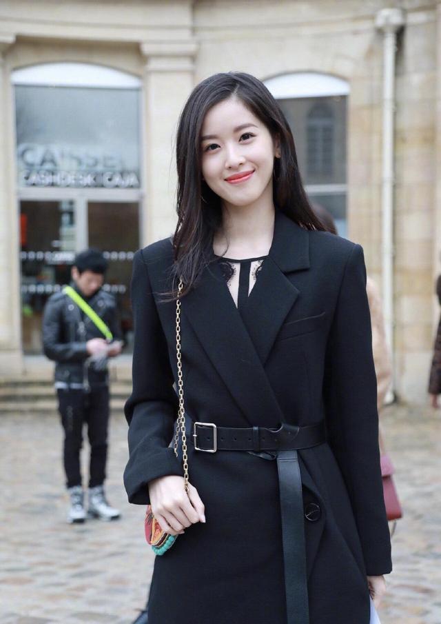 章泽天西装穿搭,章泽天出席晚宴穿金丝绒晚礼服