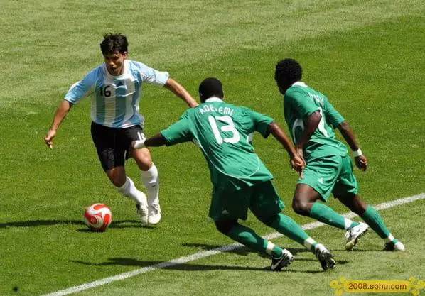 小朋友踢足球x型腿矫正正确方法,世界公认矫正o型腿最有效的方法