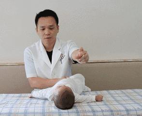 宝宝7个月不翻身,7个月宝宝不会翻身也不会爬