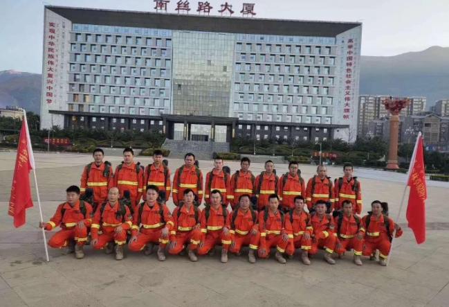 西昌19名牺牲救火队员遗体送至殡仪馆，24岁幸存者80%烧伤快当爸爸，专家分析夜晚风向突变被林火包围