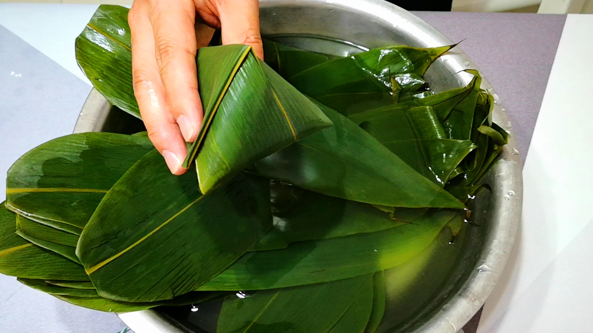 怎样包4角粽子慢动作,4角粽子怎么包做法最简单